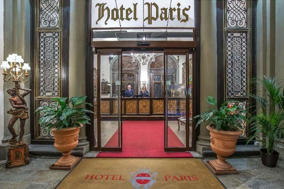 Een foto van de buitenkant van Hotel Paris Florence