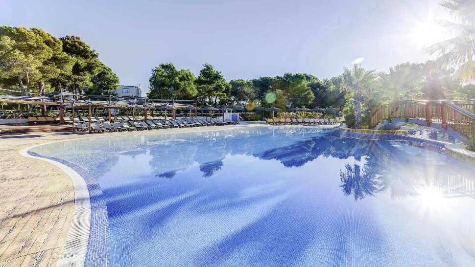 Een foto van het zwembad bij Magic Life Cala Pada