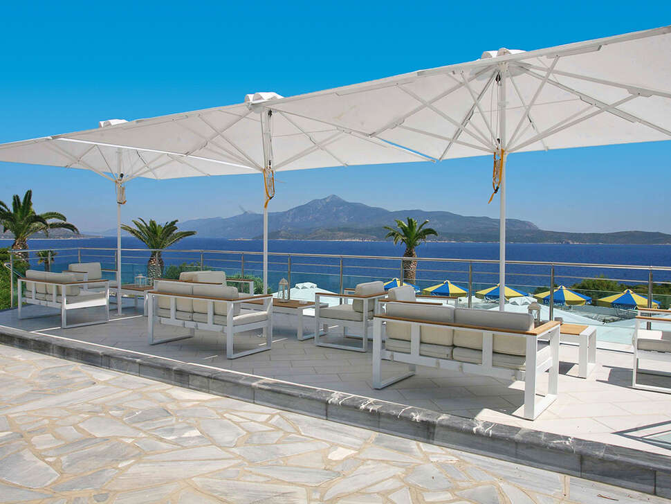 Een foto van het terras bij Princessa Riviera Resort