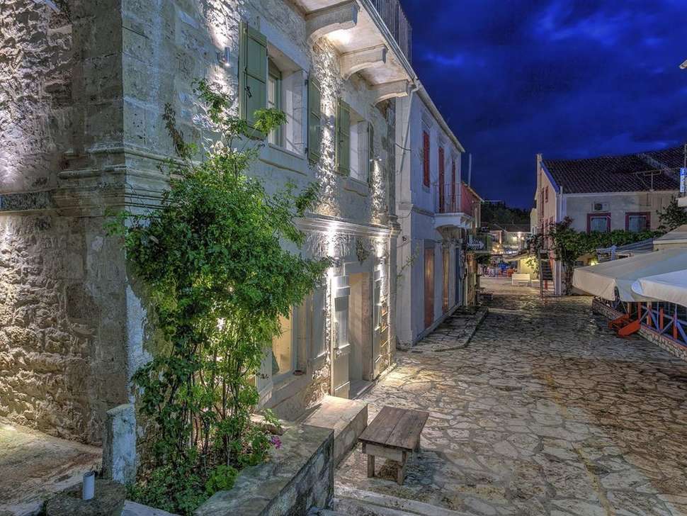 Een foto van de buitenkant van Fiscardonna Luxury Suites