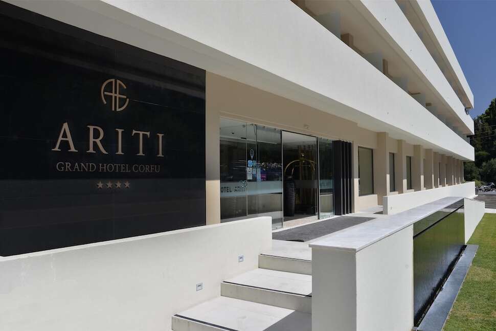 Een foto van de buitenkant van Ariti Grand Hotel