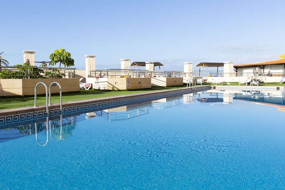 Een foto van het zwembad bij Hotel Villa de Adeje Beach
