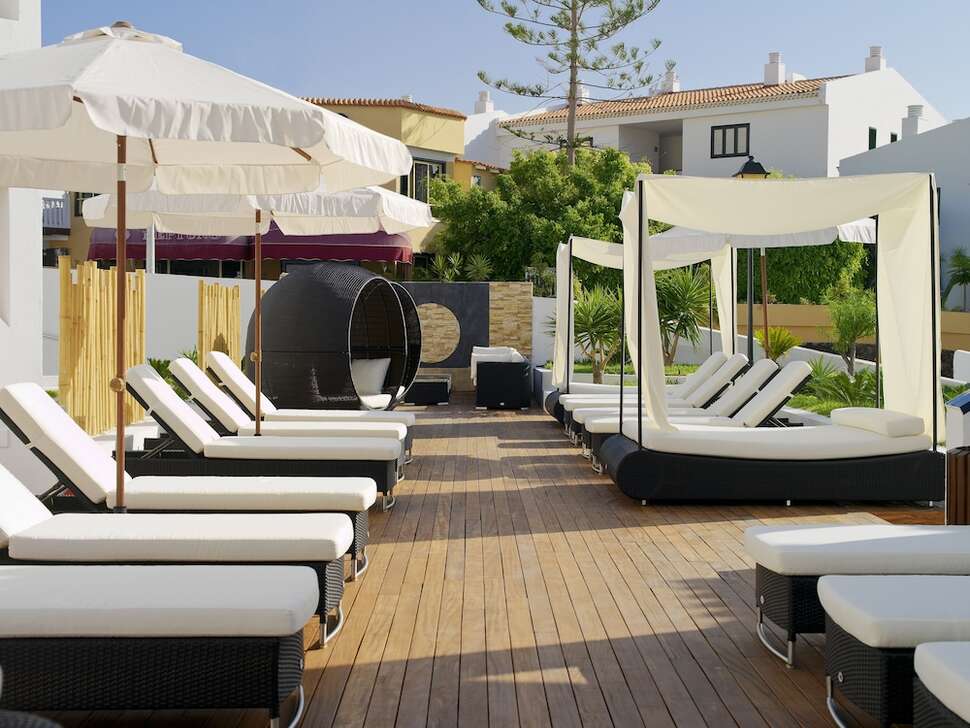 Een foto van het terras bij Regency Torviscas Appartementen & Suites