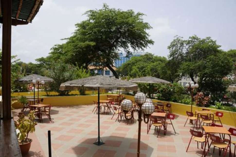 Een foto van het terras bij Oasis Porto Grande Hotel