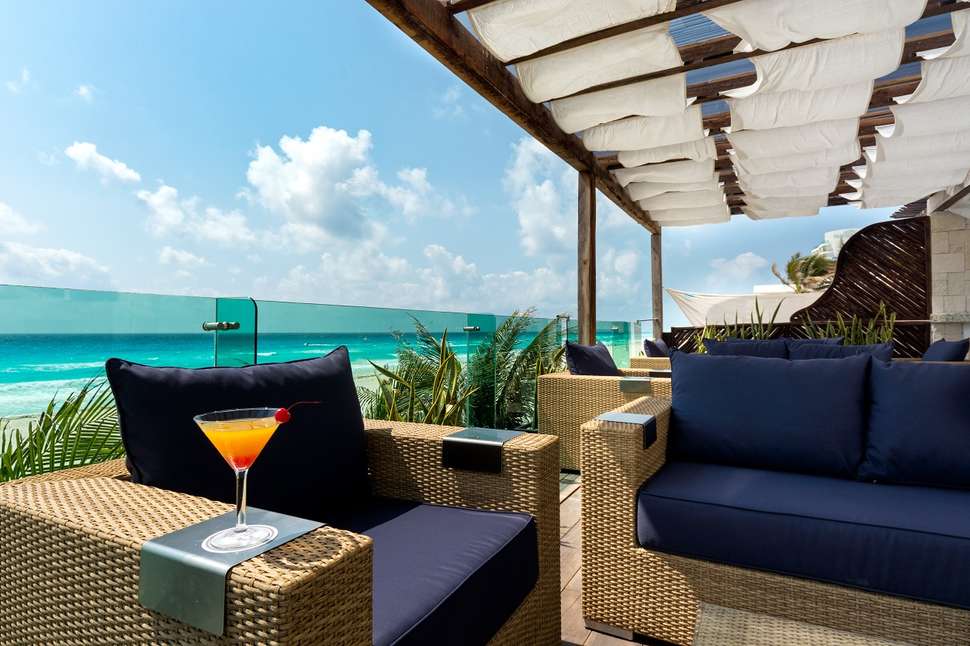 Een foto van het terras bij Flamingo Cancun Resort
