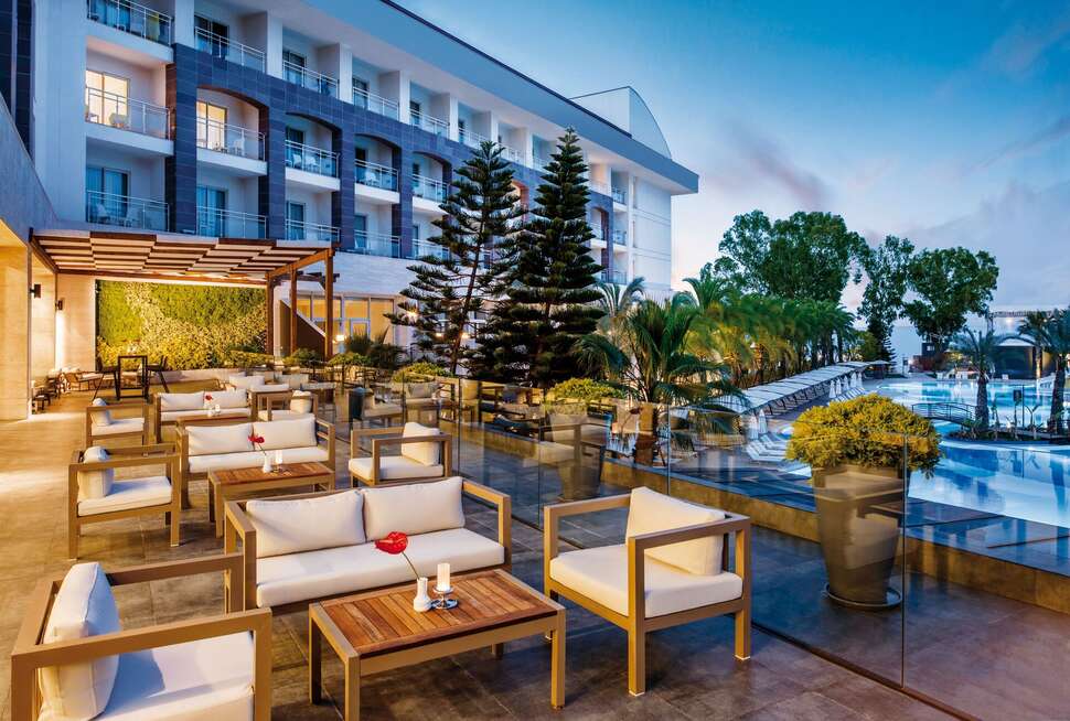 Een foto van het terras bij DoubleTree by Hilton Antalya Kemer