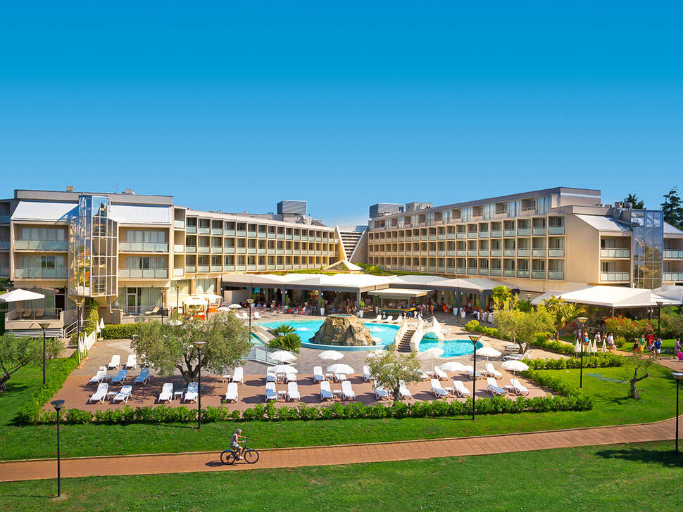 Ein Foto von der Außenansicht des Aminess Vival Maestral Hotel