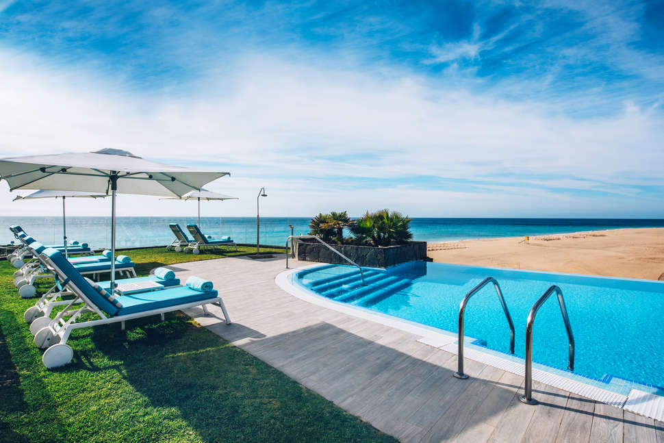 Een foto van het zwembad bij Iberostar Waves Playa Gaviotas