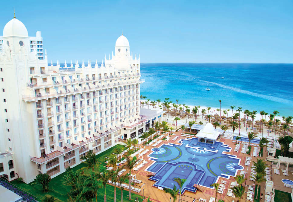 Een foto van het zwembad bij Riu Palace Aruba