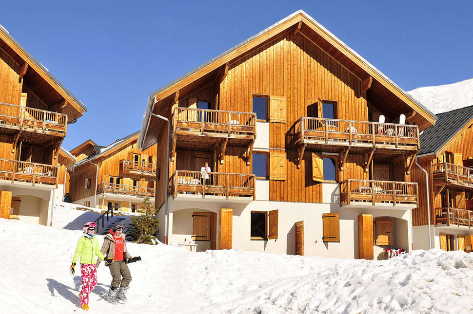 Een foto van de buitenkant van Les Chalets des Ecourt