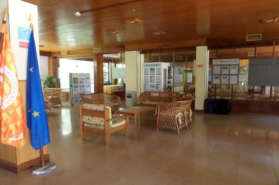 Een foto van het interieur van Clube Alvorferias