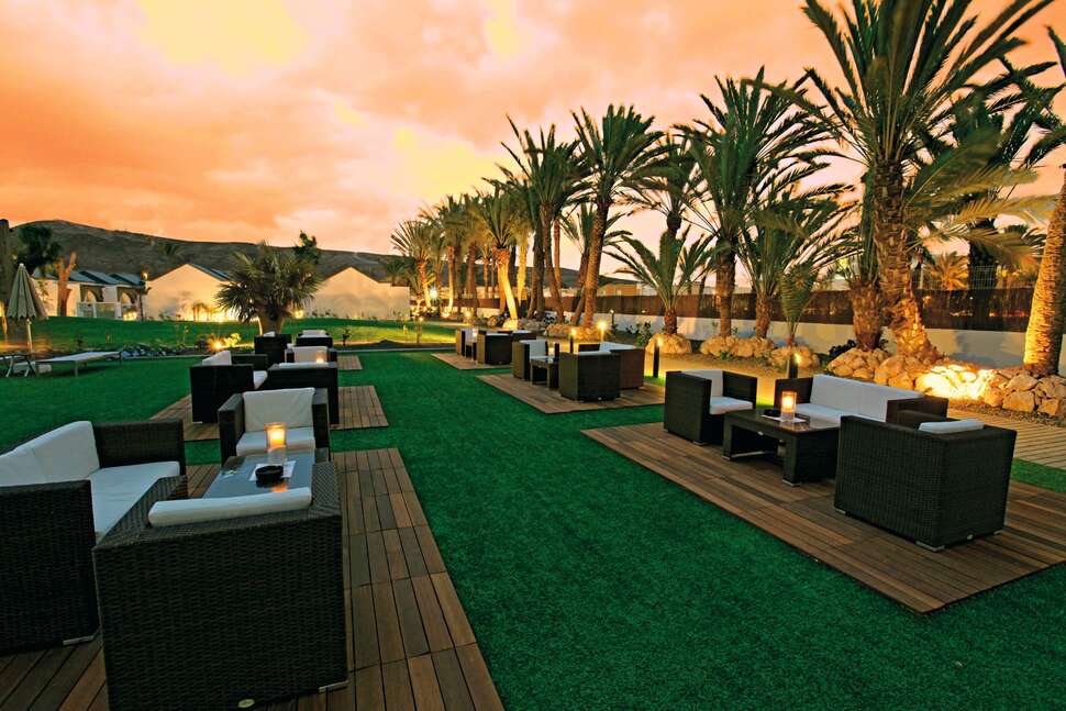 Een foto van het terras bij R2 Romantic Fantasia Dreams & Suites Hotel