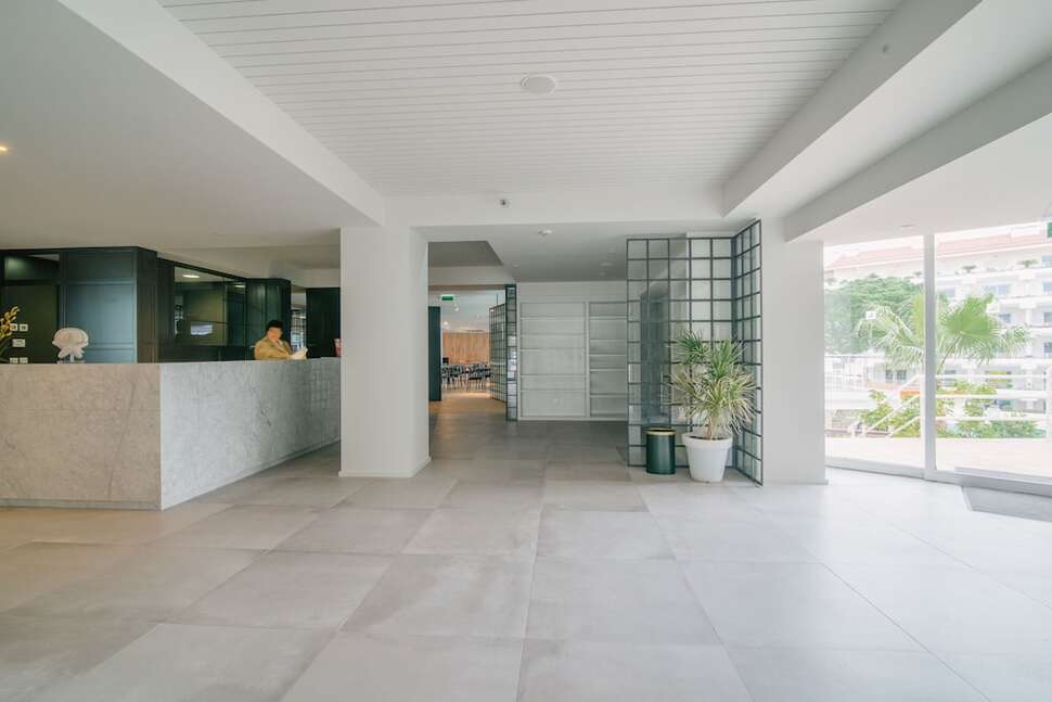 Een foto van het interieur van Aqualuz Lagos by The Editory