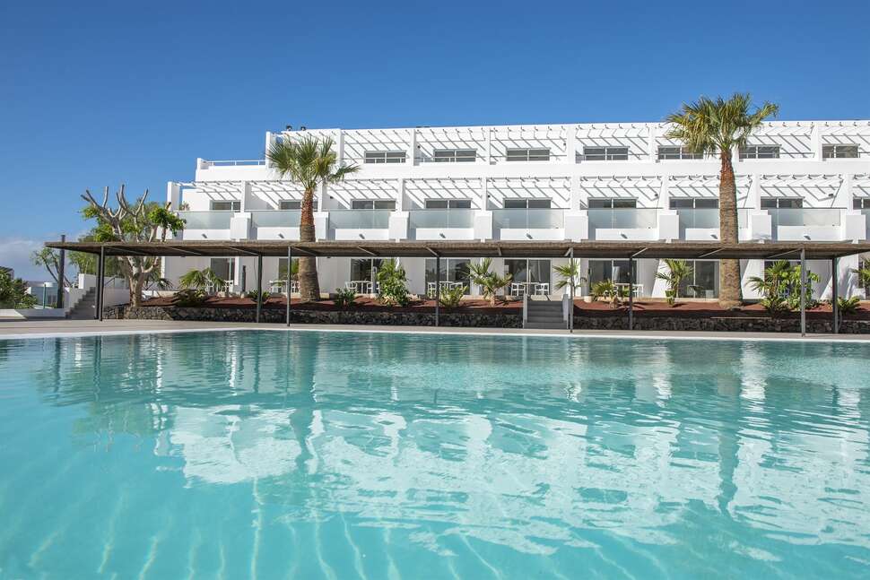 Een foto van het zwembad bij Sentido Aequora Lanzarote Suites