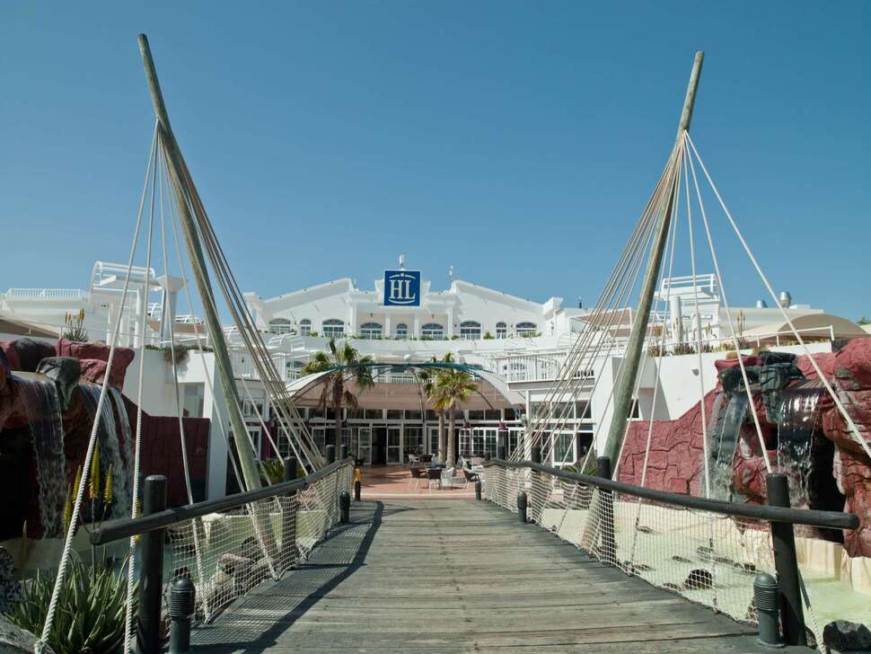 Een foto van de buitenkant van HL Aparthotel Paradise Island