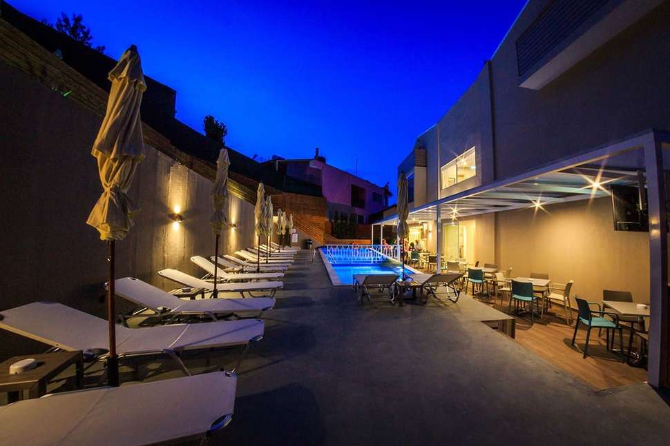 Ein Foto vom Pool im Porto Planos Beach Hotel