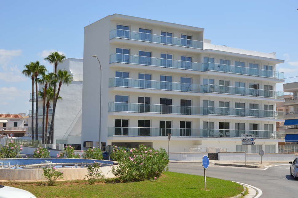 Een foto van de buitenkant van Hotel Sant Jordi