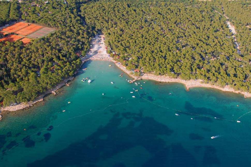 Een foto van het strand bij Camping Park Soline