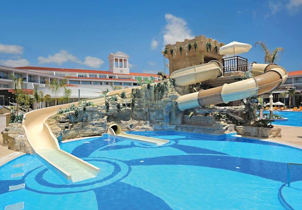 Ein Foto vom Pool im Olympic Lagoon Resort Paphos