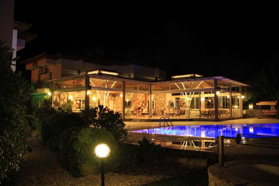 Een foto van het zwembad bij Basar Hotel