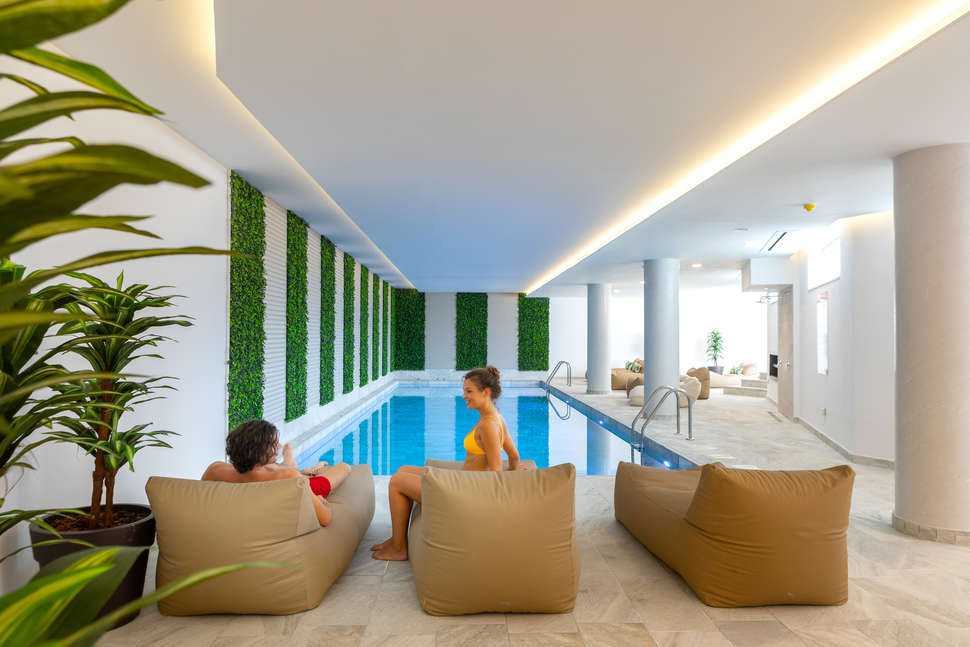 Een foto van het zwembad bij Leonardo Crystal Cove Hotel & Spa by the Sea