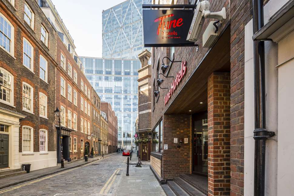 Een foto van de buitenkant van Point A Hotel Liverpool Street