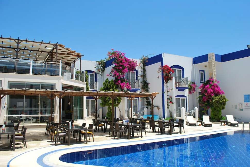 Ein Foto vom Pool im Serpina Hotel
