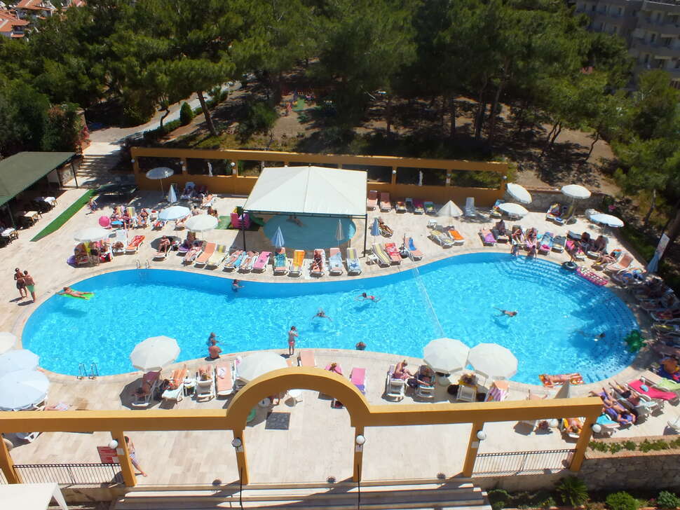 Ein Foto vom Pool im Tuntas Family Suites Kusadasi