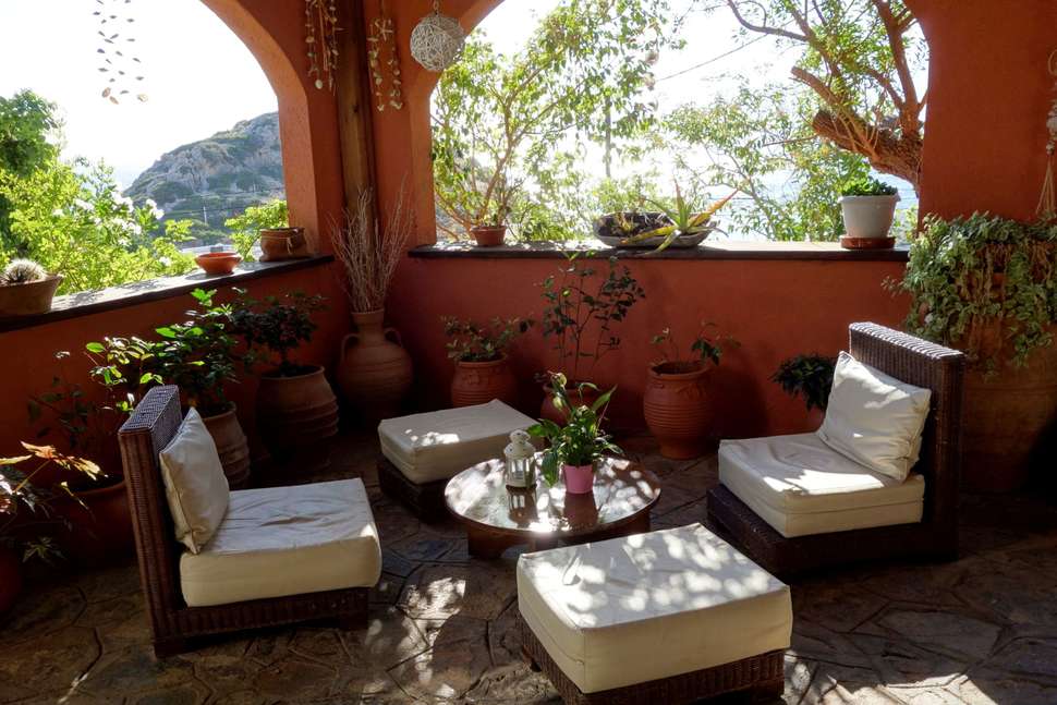 Een foto van het terras bij Cretan Village Hotel
