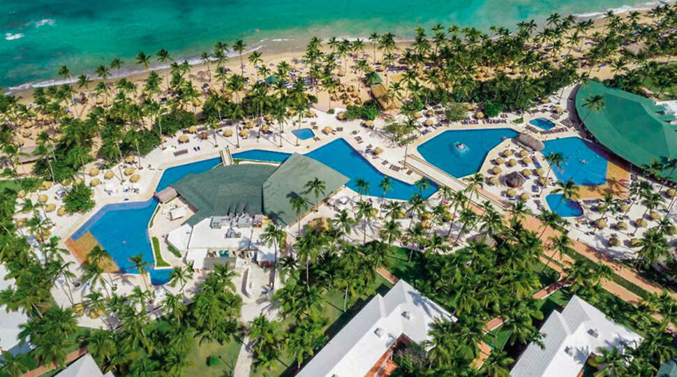 Een foto van het zwembad bij Grand Sirenis Punta Cana Resort