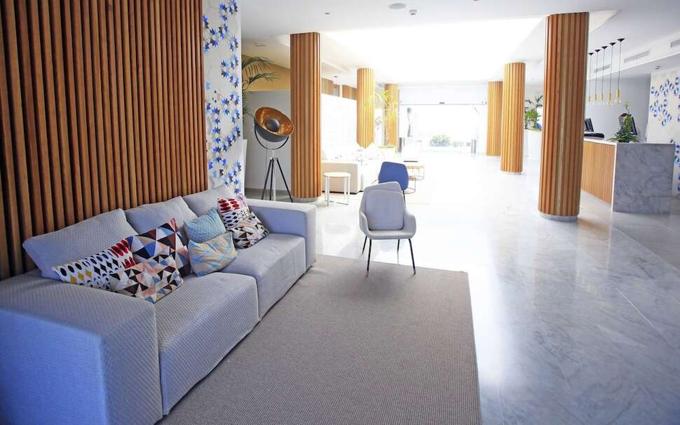 Een foto van het interieur van Blue Sea Alyssa Suite Hotel