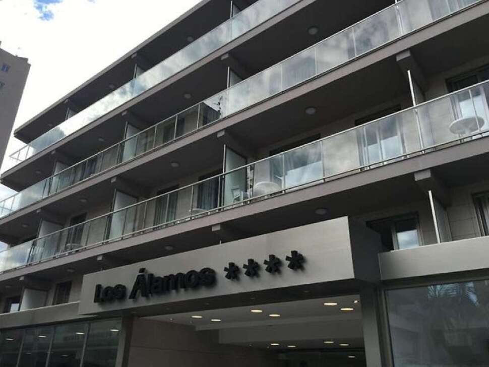 Een foto van de buitenkant van Hotel Los Alamos