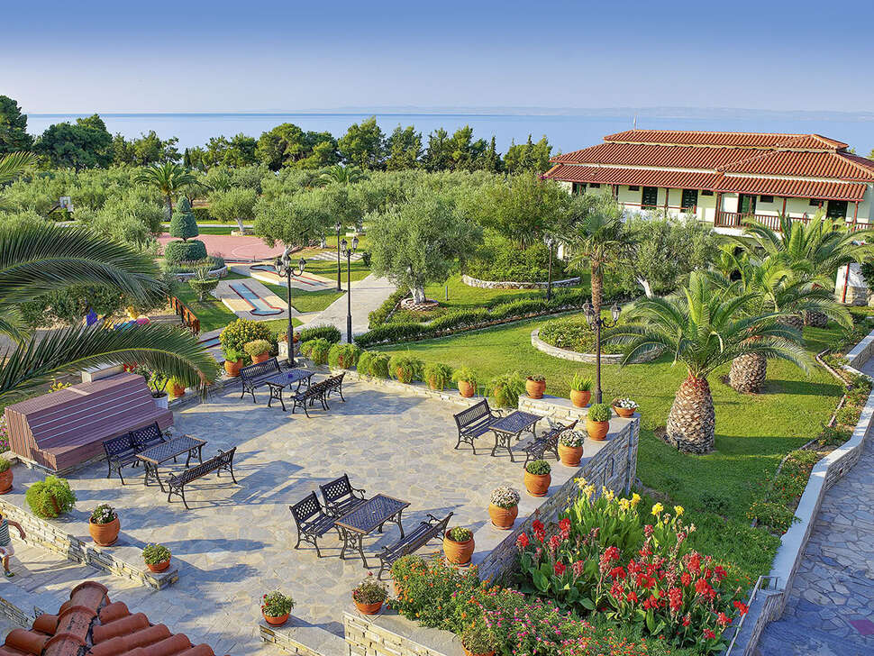 Een foto van het terras bij Blue Dolphin Hotel