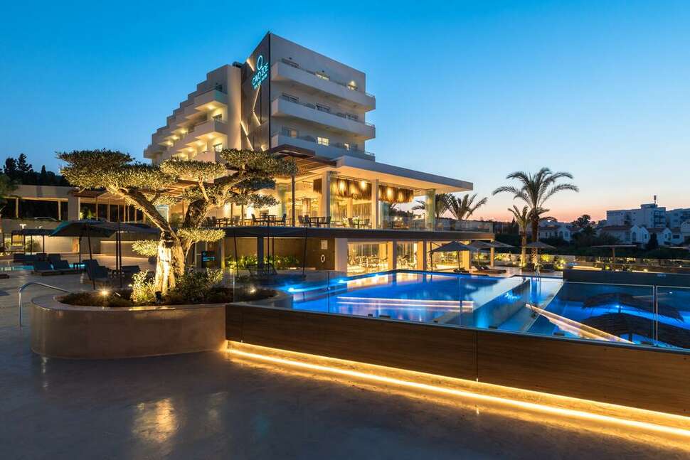 Ein Foto von der Außenansicht des Cavo Zoe Seaside Hotel