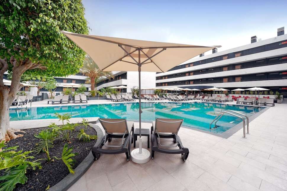 Een foto van het zwembad bij Hovima Suites Costa Adeje