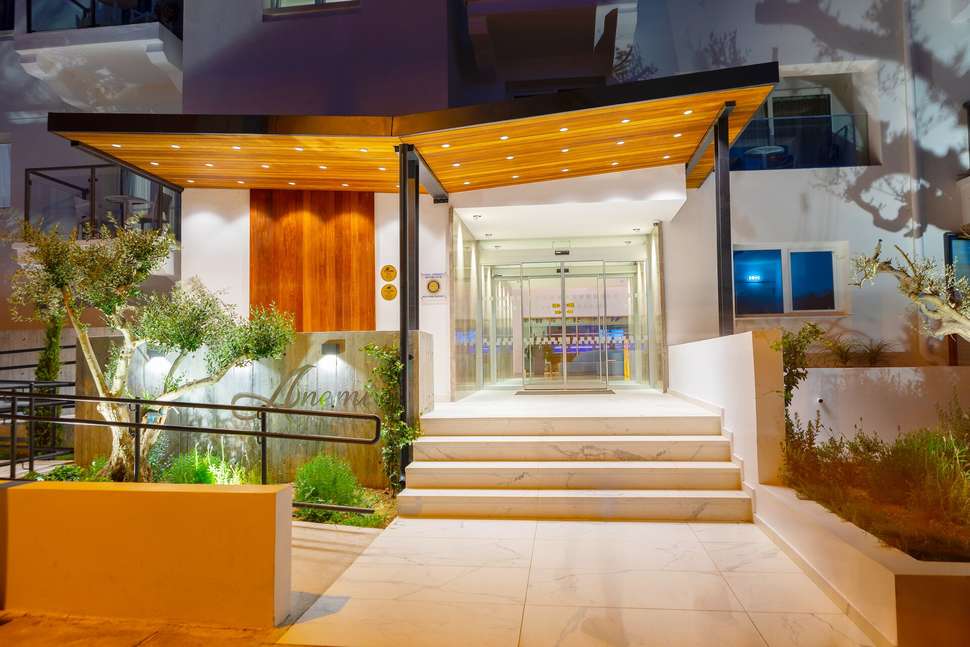 Een foto van de buitenkant van Anemi Hotel & Suites