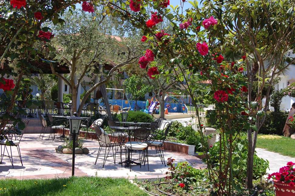 Een foto van het terras bij Chrousso Village Hotel