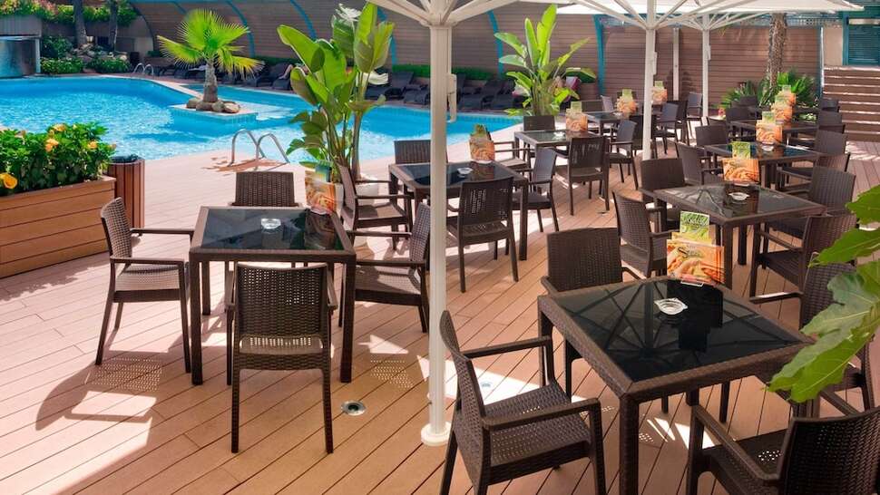 Een foto van het terras bij Hotel Kaktus Playa