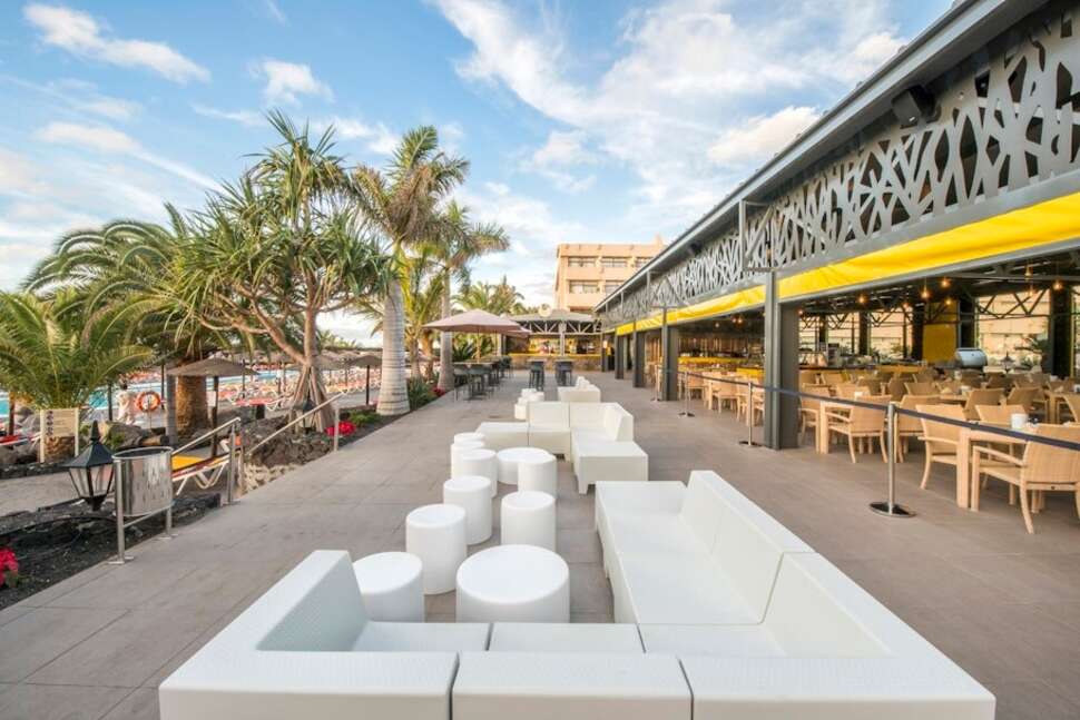 Een foto van het terras bij Hotel Beatriz Playa & Spa