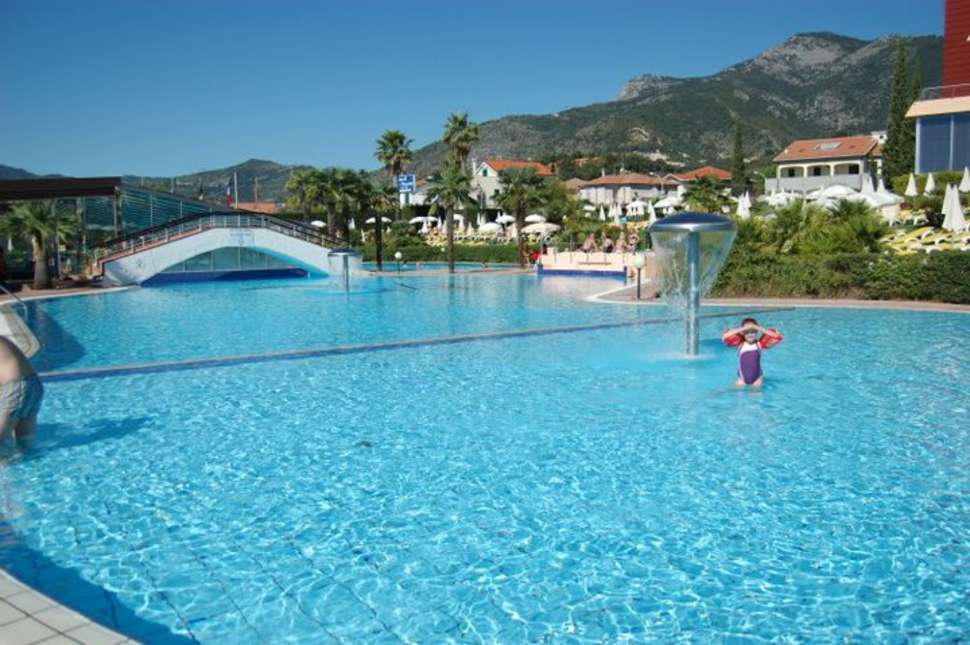 Een foto van het zwembad bij Vakantiepark Loano 2 Village