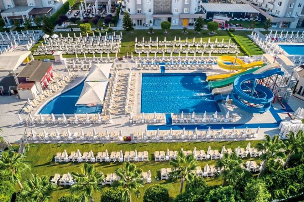 Een foto van het zwembad bij Grand Park Lara