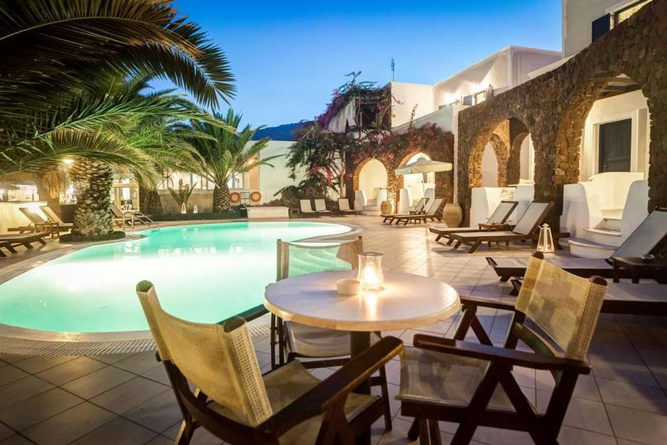 Een foto van het terras bij Arion Bay Hotel