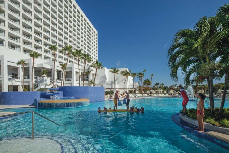 Een foto van het zwembad bij Riu Palace Antillas