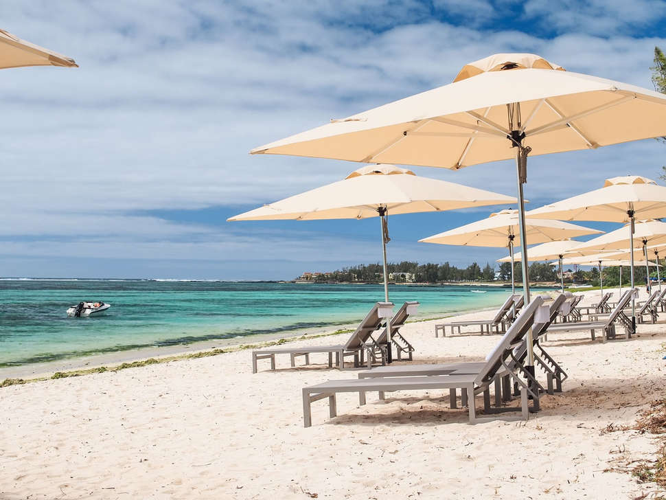 Een foto van het strand bij Crystals Beach Resort Belle Mare