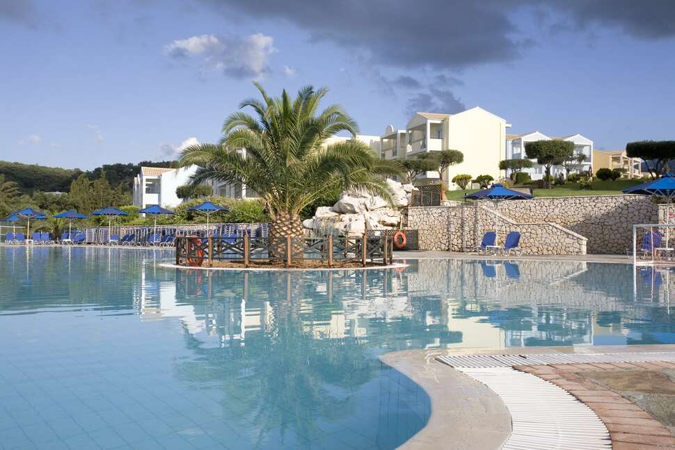 Een foto van het zwembad bij Mareblue Beach Resort