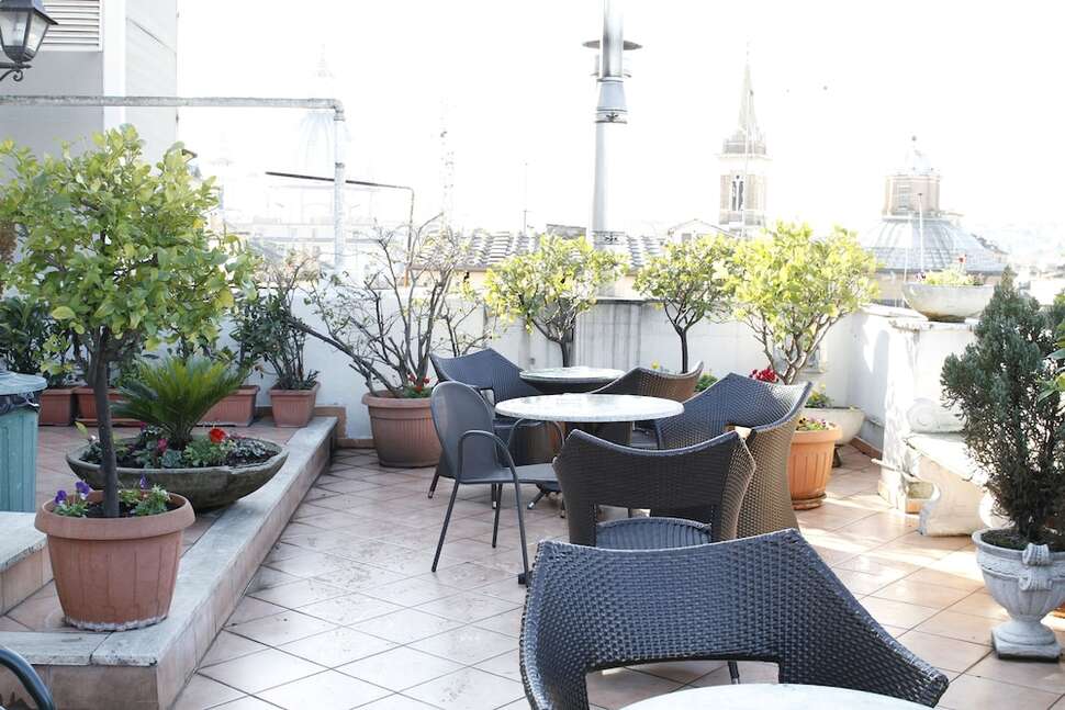 Een foto van het terras bij Hotel Genio