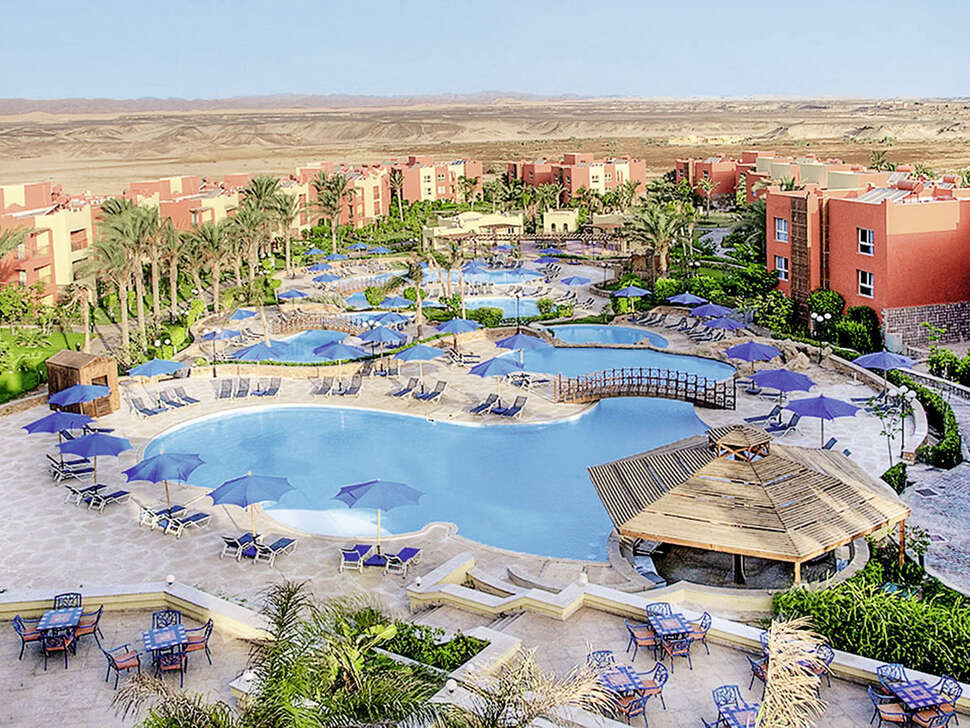 Een foto van het zwembad bij Cardina Resort