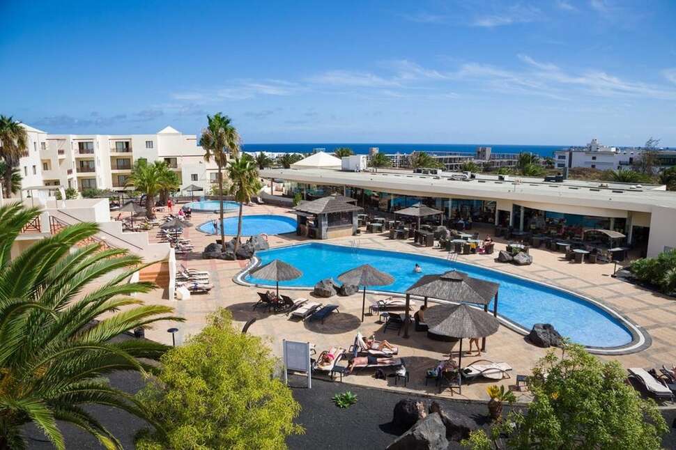 Een foto van het zwembad bij Vitalclass Lanzarote Sports & Wellness Center