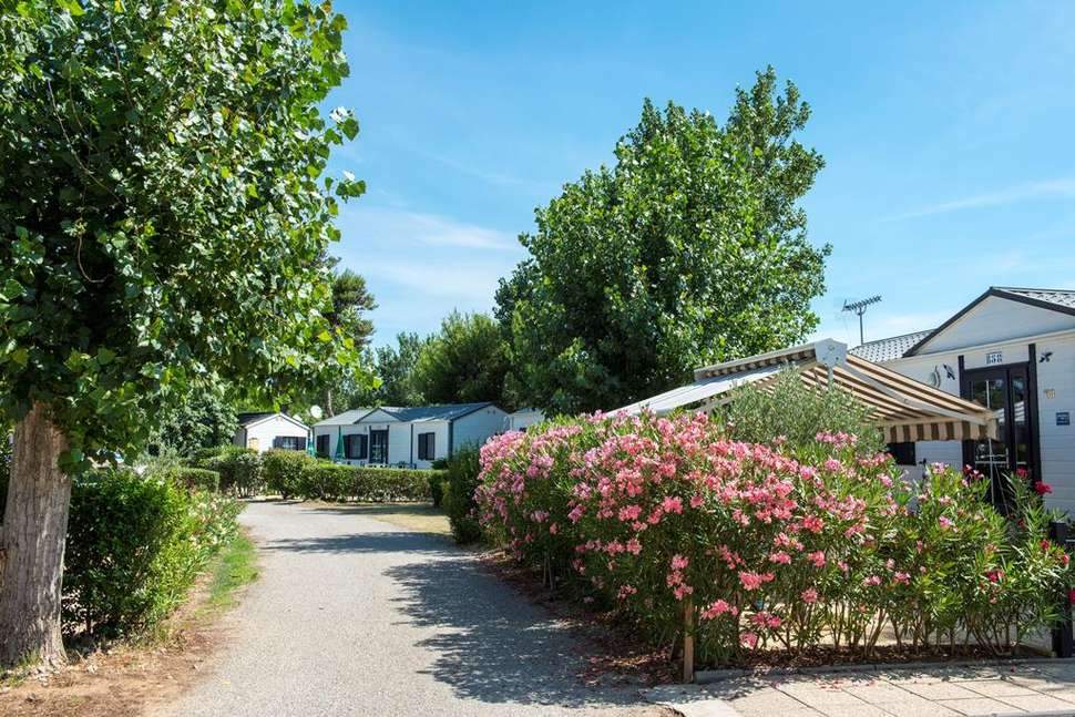 Een foto van de buitenkant van Domaine l'Ami Soleil Les Muriers