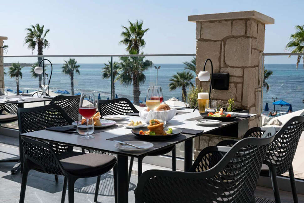 Een foto van het terras bij Kefalos Beach Tourist Village
